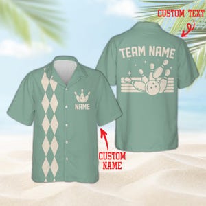 Può includere: Una camicia a maniche corte abbottonata color verde salvia con un motivo a rombi verticale sul davanti, una grafica di birilli da bowling con il testo NAME e un design sul retro che mostra il testo TEAM NAME sopra una grafica di palla e birilli.
