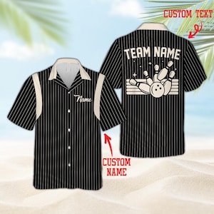 Può includere: Una camicia nera a maniche corte con bottoni, gessato bianco e colletti color crema. La parte anteriore presenta la scritta Name, mentre il retro mostra la scritta Team Name sopra una grafica raffigurante una palla e birilli da bowling.