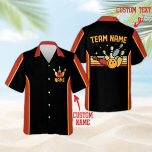 Può includere: Una camicia nera a maniche corte con bottoni e dettagli rossi sul colletto e sui lati. La parte anteriore presenta una grafica da bowling con il testo NAME. Il retro mostra una grafica da bowling con il testo TEAM NAME e strisce orizzontali.
