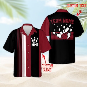 Può includere: Una camicia a maniche corte con bottoni in nero e bordeaux con una grafica da bowling sul davanti e sul retro. Il davanti mostra un'icona di un birillo con il testo NAME, mentre il retro mostra una palla da bowling e birilli con il testo TEAM NAME.