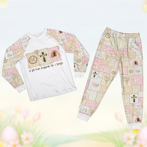 Può includere: Un completo pigiama a due pezzi con una maglia bianca a maniche lunghe e pantaloni abbinati. La maglia ha maniche patchwork e una grafica sul davanti con la scritta "A lot can happen in 3 days." I pantaloni hanno un design patchwork.