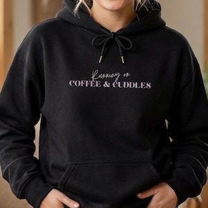 Hoodie med kaffe och mys | Rolig mammahoodie | Trött mammatröja | Söt mammatröja | Mammaskjorta