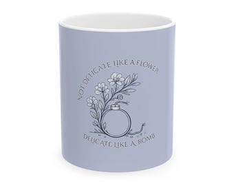 Delicada como uma flor - Caneca com citação/frase | Xícara de café de cerâmica
