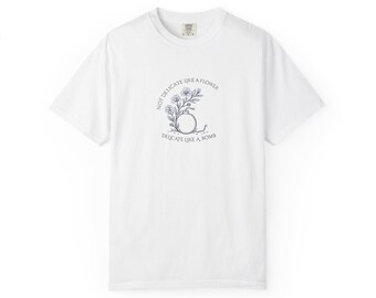 Camiseta "Não Delicada Como uma Flor" | Ilustração Floral - Frase/Citação