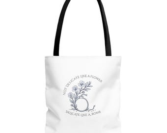 Não delicada como uma flor - Bolsa tote com frase/citação (AOP)