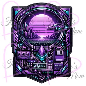 Puede incluir: Un parche rectangular con un diseño retro-futurista en tonos morado, turquesa y negro. La imagen presenta un paisaje urbano, una nave espacial y formas geométricas, con un patrón de cuadrícula y una puesta de sol en el fondo. También incluye una cinta de cassette y un disquete.