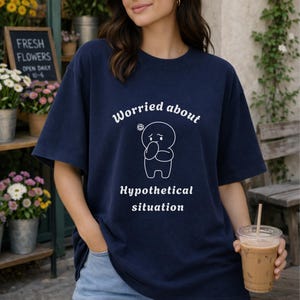 Preocupado por una situación hipotética Camiseta Comfort Colors®, Camiseta divertida sobre salud mental, Lindo gráfico de pensamientos excesivos, Gráfico minimalista vintage