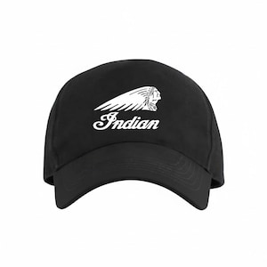 Puede incluir: Gorra de béisbol negra con la palabra "Indian" en cursiva y un gráfico blanco de un tocado y ala nativo americano. La gorra tiene una visera curva.