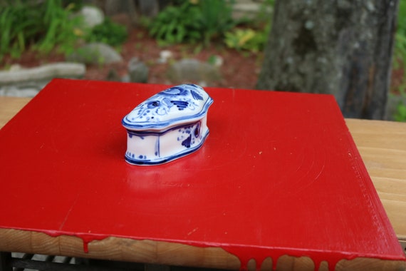 Marked Hand Made in Russia this Ceramic Jewelry B… - image 3