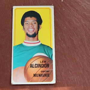 Lew Alcindor Milwaukee Basketball Card 1969-1970, mit wunderschönem Glanz auf der Vorderseite. Später wechselte Kareem Abdul Jabbar zu den Las Angeles Lakers