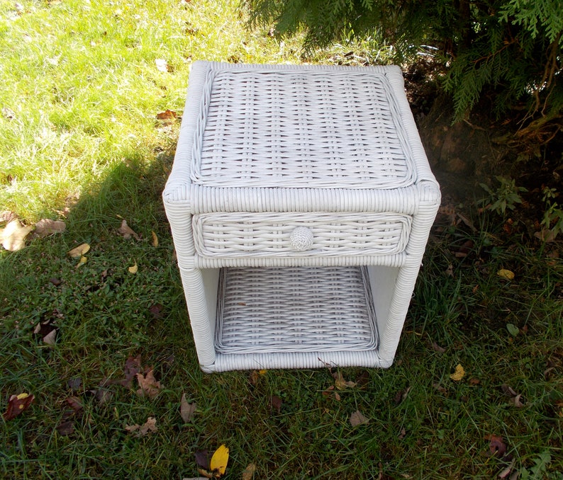 Vintage 1950s White Wicker End Table With Drawer Indoor Or Out Family Room Porch Patio Pick Up Only