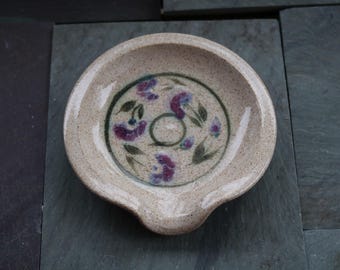 Reposacucharas de cerámica escocesa de los años 80 con diseño de cardos morados y beige moteado, de MacDonnell.