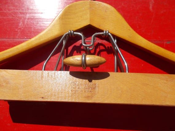 木製コートハンガー 2 本 (マクレガー) とパンツ用グリップ付きチャン