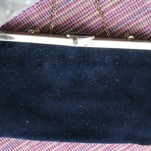 MONEDERO DE ANTE azul marino áspero con bisagras de los años 60 Asa de cadena en tono dorado de Etra Pocketbook