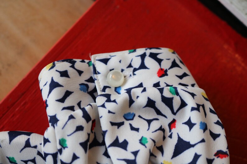 70s Large White /& Navy Blue DAISY Print BLUSE by Cape Cod Match Mates USA Long Sleeved e
