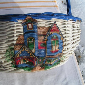 Folk Art Decoupage Biały Wiklinowy Koszyk - Wiktoriańskie Domy - Błyszczące Kolory Niebieski Uchwyt