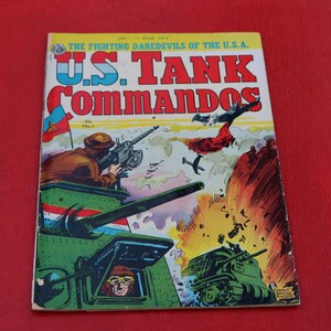 Könnte beinhalten: Ein Vintage-Comic-Cover mit einem grünen Panzer, in dem sich ein Soldat befindet. Das Cover trägt den Titel "U.S. Tank Commandos" und den Text "The Fighting Daredevils of the U.S.A.". Das Cover ist mit einer dramatischen Szene des Panzers in Aktion illustriert, mit Explosionen und anderen Panzern im Hintergrund.