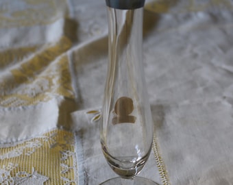 Jarrón MCM de plata esterlina sobre cristal, diseño de Dorothy C. Thorpe. Vidrio transparente de California. Etiqueta original en su lugar.