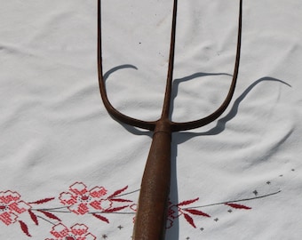 Antique Hand Wrought Iron PITCHFORK Farm Rusty 1800&#39;s THREE TINE Pitch Fork Tool Barn Find