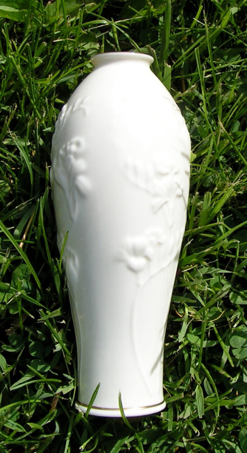 late 70s early 80s Classic White LENNOX Vase with high relief IRISES Home Decor Floral