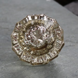 Tirador de puerta STARBURST radiante de los años 40. Cristal transparente. Restauración, suministro y renovación.