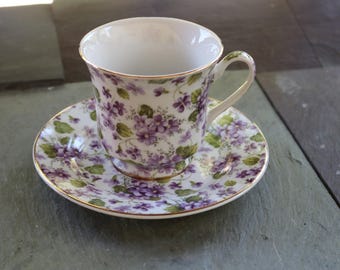Juego de taza y platillo de té de chintz violeta púrpura de los años 80 de Darice.