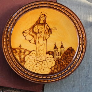 Queen of Peace Our Lady of Medjugorje BOSNIA 80s Carved & Pyrograph Wooden Plate Catholic Religious VISIONS of MARY