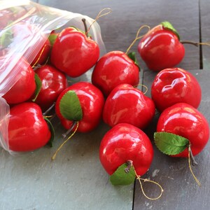 19 vintage RED APPLE-ORNAMENTEN met groen stoffen blad en gouden koordhangers.