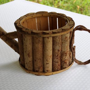 Vintage Outdoor PLANTER aus Holz Volkskunst Grapevine Griff rustikale Gießkanne Design