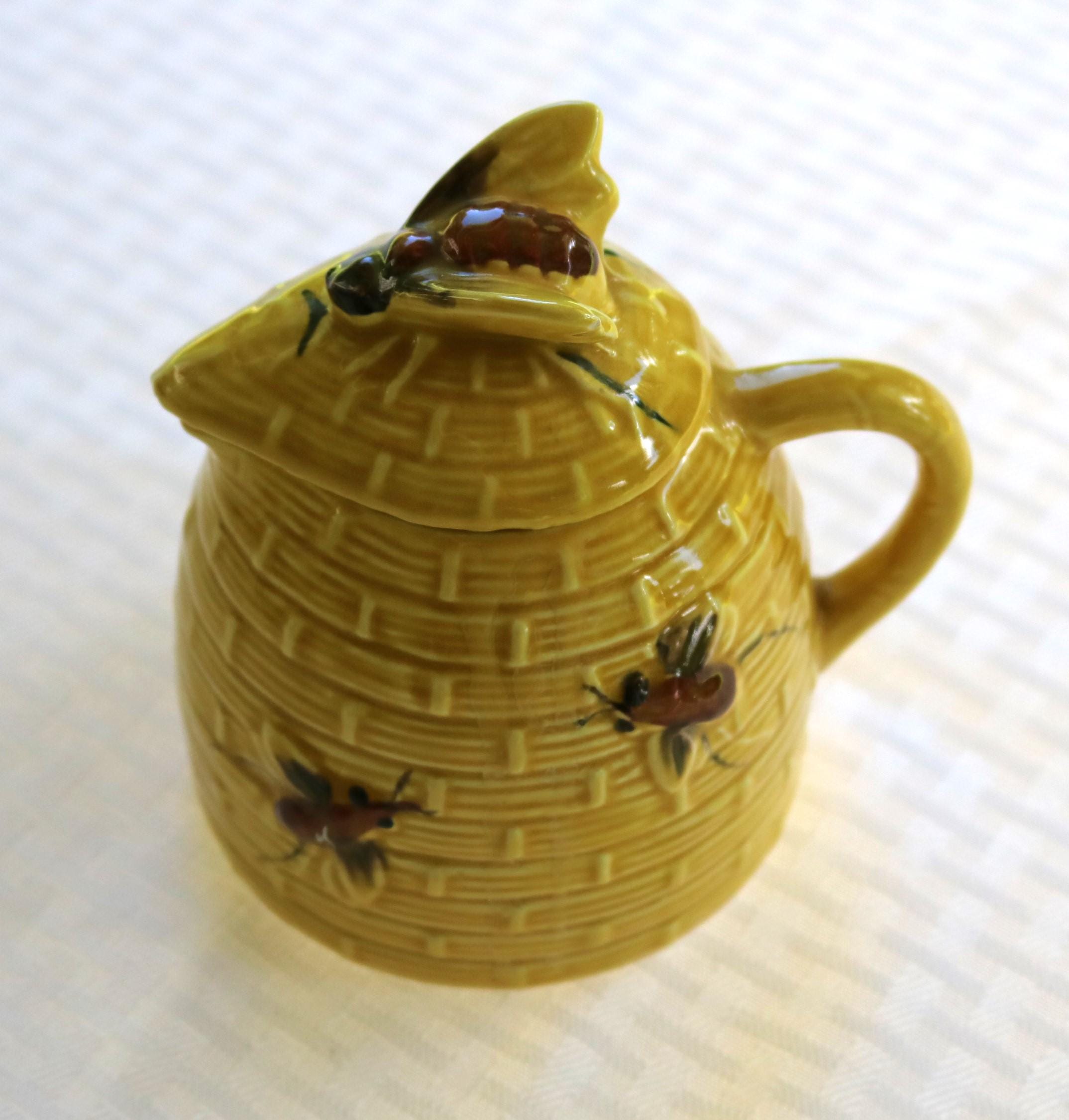 50年代のハニージャグ。蓋とコルク付き。ミツバチの黄色い巣箱。容量14