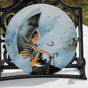 Placa coleccionable Touching The Sky de los años 80 de la colección Wonder of Childhood Young Boy in the Rain