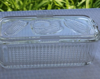 Boîte en verre pour réfrigérateur années 40-50 par Federal Glass Co. Légumes en verre pressé avec couvercle rectangulaire