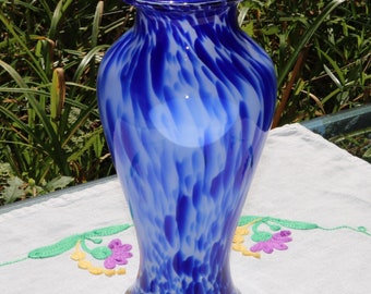 90s Boho Blaue und Weiße Glas VASE 11 1/2 "Tall Klarglas Basis