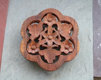 Soporte para plantas de madera tallada de los años 70, hecho en India, con hiedra y flores.