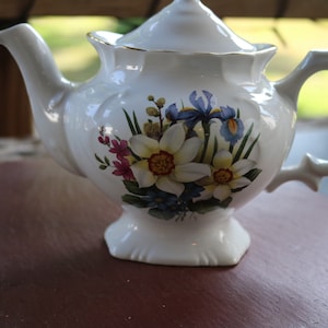 79s 80s PRICE KENSINGTON Potteries TEAPOT England #5014 Floral Bouquet White Gold