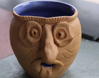 Quemador de incienso artesanal vintage con forma de hombre, de cerámica con esmalte azul moteado.