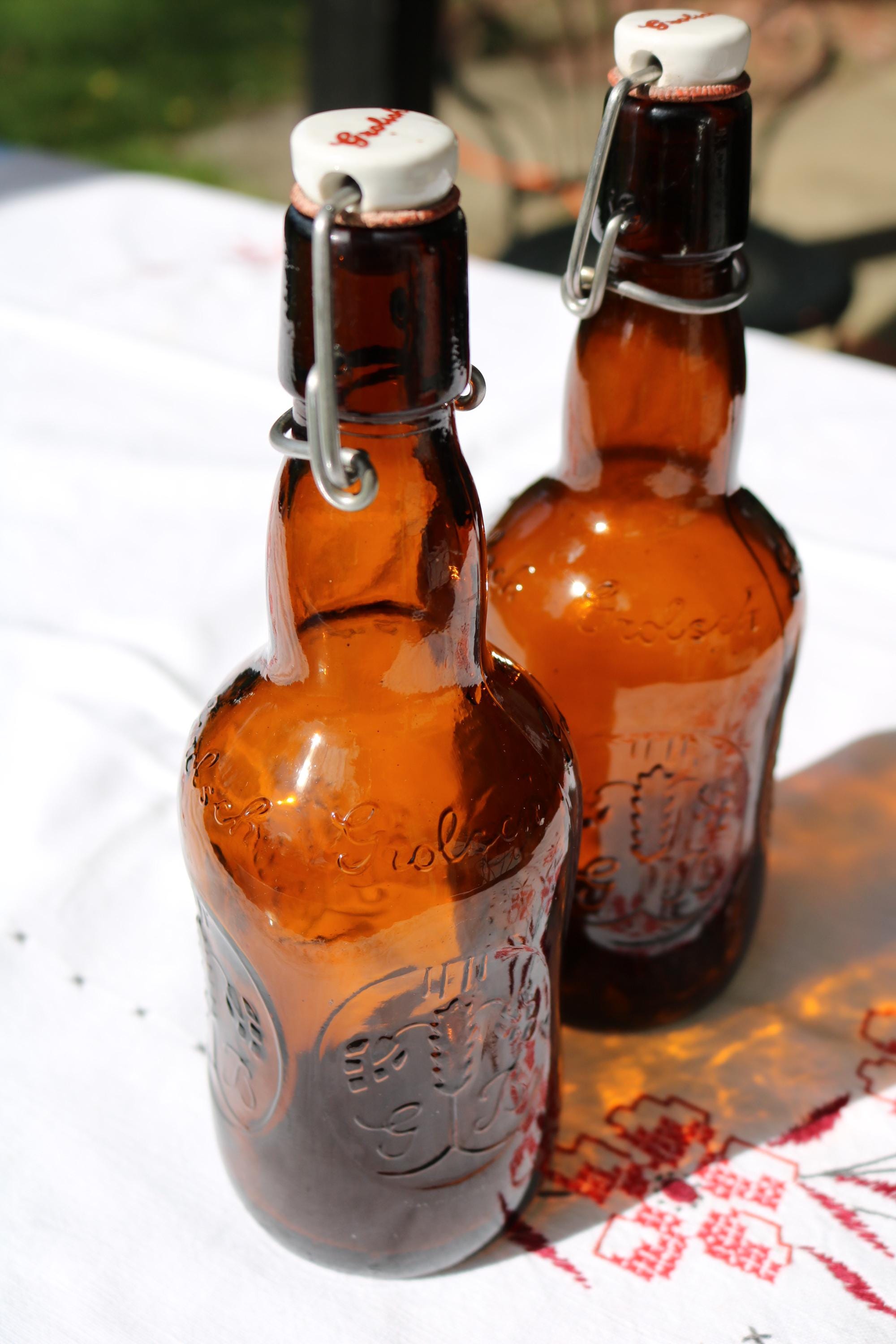 Zwei Vintage Grolsch Bierflaschen mit Porzellan Swing Toppers zur Wiederverwendung