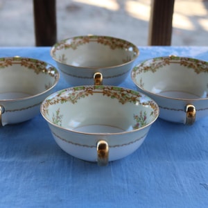 Juego de CUATRO CUENCOS PARA SOPA Noritake de color crema de los años 20 y 30 con volutas en color beige y cuadros verdes sobre guirnalda floral en color marfil de Japón