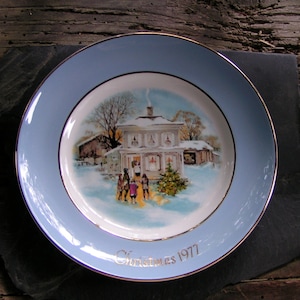 Christmas Plate 1977 Enoch WEDGWOOD England Carollers In The Snow for AVON