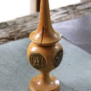 Pot à épices juif BESAMIM TOWER en bois d'olivier et en laiton des années 80 Israël Havdalah Shabot