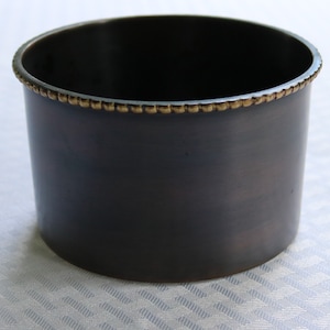 80-tals metallkruka av Paradigm India Mässingspärlor Borstad svart metall