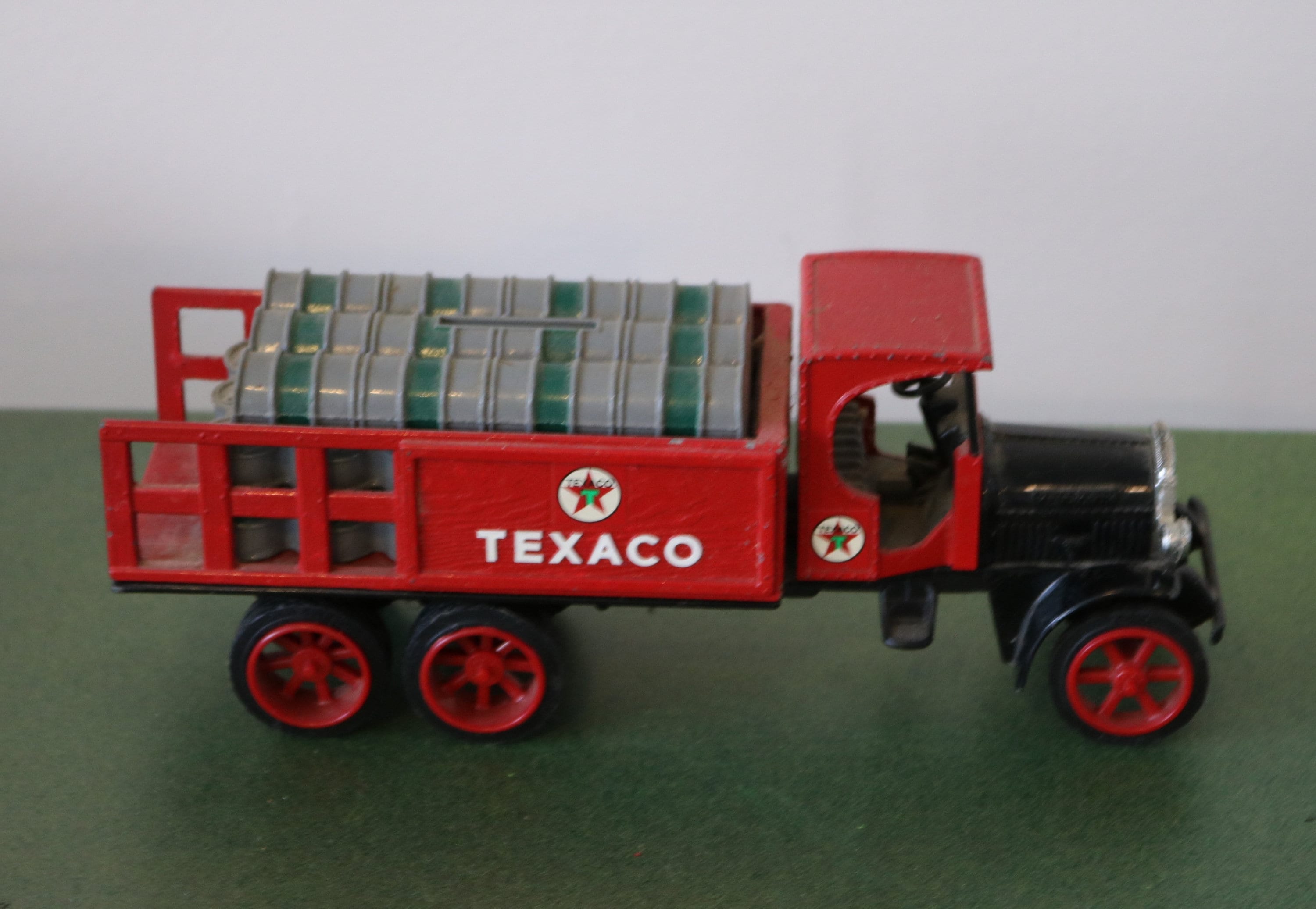 ERTL 1994 Classic Christmas Bank 1925 Kenworth Delivery