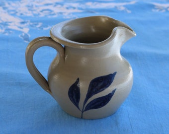 80er Jahre Salzglasur-Sahnekrug von Williamsburg Pottery, hellbraun mit Kobaltblauem Blatt