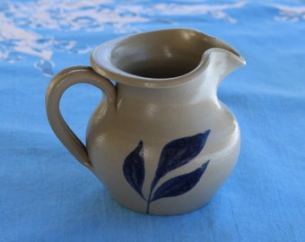 Pichet CREAMER Salt Glaze années 80 par Williamsburg Pottery beige clair avec feuille bleu cobalt