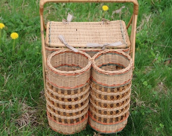 Picknickmand uit de jaren 70 en 80 met twee flessenhouders, natuurlijk riet en bamboe
