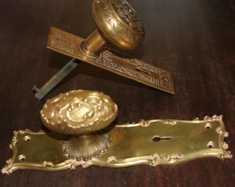 Conjunto de pomo de puerta y placas embellecedoras de latón macizo estilo victoriano Eastlake.