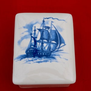 Diseño náutico Caja de baratijas de cerámica Azul cobalto Barco pirata Ideal para llaves Coleccionables Caramelos Etc 1970 Decoración del hogar