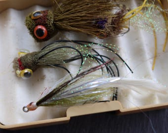 Sortiment von VIER handgebundenen Fliegenfischen / Bass Fliegen / Poppers Tried und True Muster C