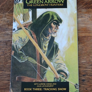 Könnte beinhalten: Comic-Cover von Green Arrow mit einem grün-verhüllten Bogenschützen mit Bogen und Pfeil. Der Covertext lautet "Mike Grell Green Arrow The Longbow Hunters Book Three: Tracking Snow".