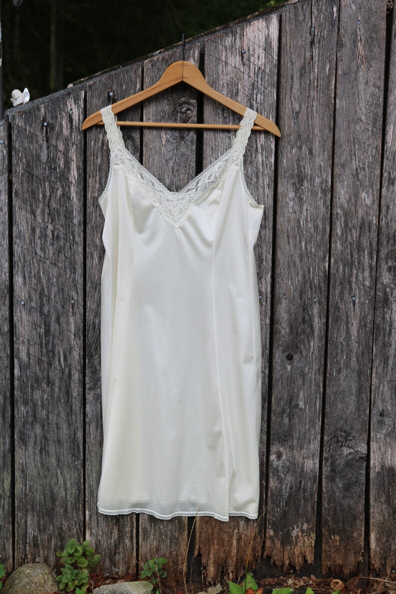70s Vanity Fair FULL SLIP Size 40 or a L Large Antique White